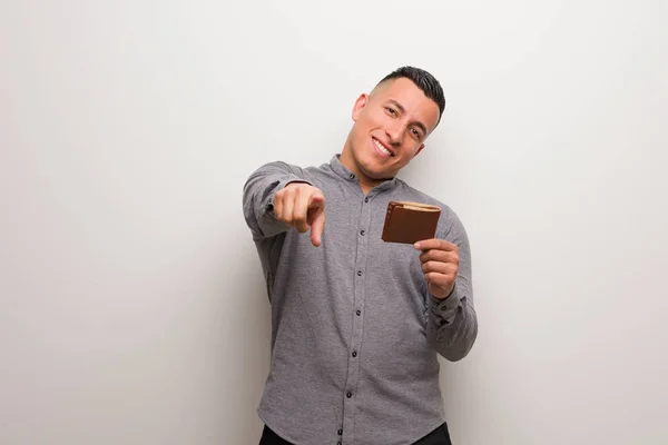 Mladý Latinský Muž Drží Peněženku Veselou Usmívá Ukazuje Dopředu — Stock fotografie
