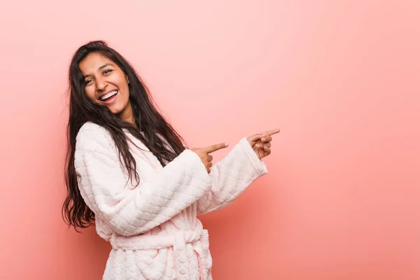 Mujer India Joven Vistiendo Pijama Excitada Señalando Con Los Dedos —  Fotos de Stock