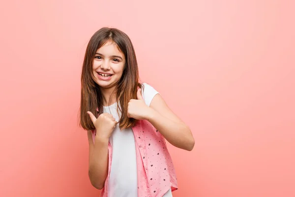 Carina Bambina Alzando Entrambi Pollici Verso Alto Sorridente Fiduciosa — Foto Stock