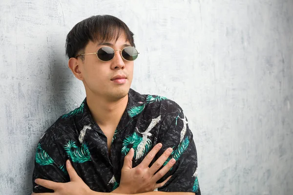 Mladý Číňan Muž Sobě Letní Oblečení Dávat Objetí — Stock fotografie