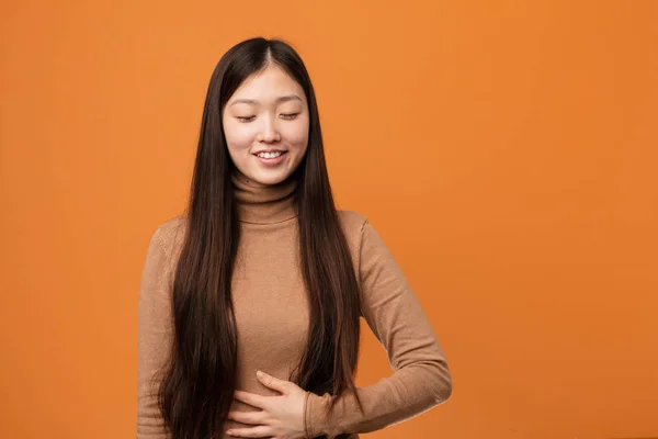 Jovem Mulher Chinesa Bonita Toca Barriga Sorri Suavemente Comer Conceito — Fotografia de Stock