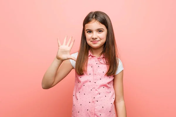 Милая Маленькая Девочка Улыбается Весело Показывая Номер Пять Пальцами — стоковое фото