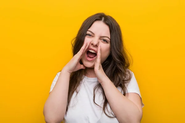 Young Curvy Size Woman Shouting Excited Front — Stock Photo, Image