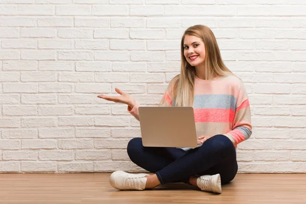 Jong Russisch Student Vrouw Zitten Houden Iets Met Handen — Stockfoto