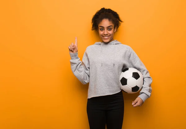 Ung Fitness Svart Kvinna Visar Nummer Ett Att Hålla Fotboll — Stockfoto