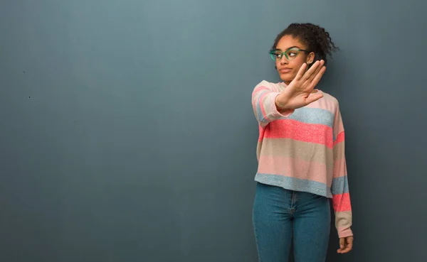 Ung Afrikansk Amerikansk Flicka Med Blå Ögon Sätter Hand Framför — Stockfoto