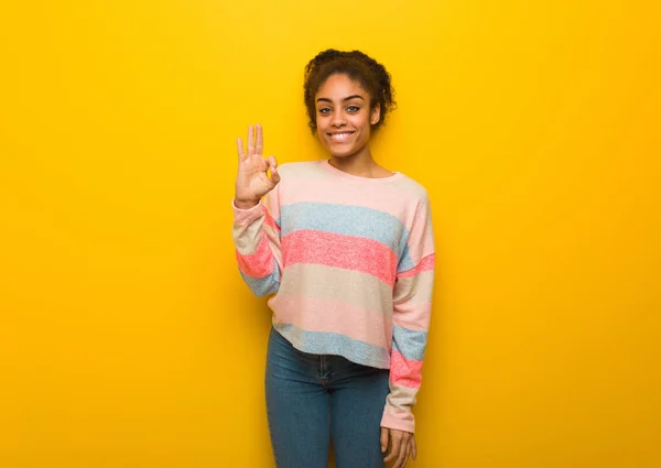 Jovem Negra Afro Americana Menina Com Olhos Azuis Alegre Confiante — Fotografia de Stock