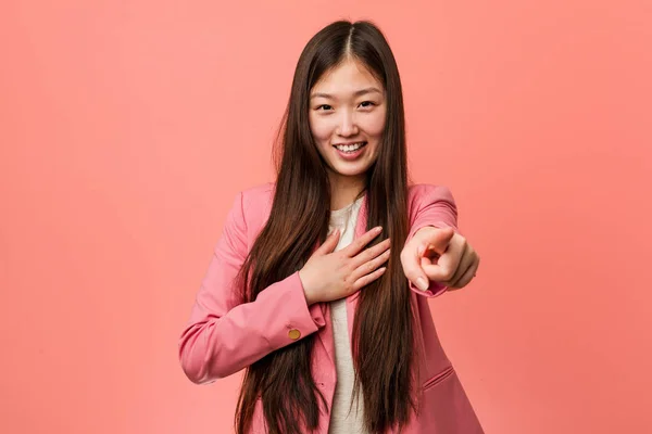 Young Business Chinese Woman Wearing Pink Suit Points Thumb Finger — 스톡 사진