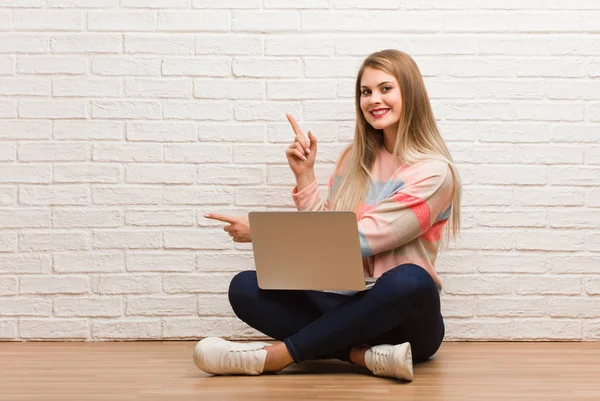 Jonge Russische Student Vrouw Zitten Wijzen Naar Kant Met Vinger — Stockfoto