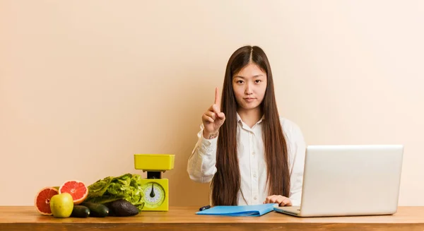 Jovem Nutricionista Mulher Chinesa Trabalhando Com Seu Laptop Mostrando Número — Fotografia de Stock