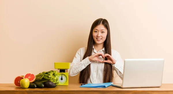 Jovem Nutricionista Mulher Chinesa Trabalhando Com Seu Laptop Sorrindo Mostrando — Fotografia de Stock