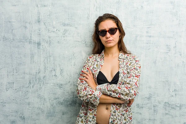 Bikini Giyen Genç Avrupalı Kadın Kameraya Alaycı Bir Ifadeyle Bakıyor — Stok fotoğraf