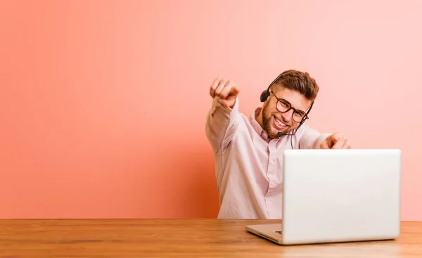 Joven Trabajando Centro Llamadas Sonrisas Alegres Apuntando Hacia Frente —  Fotos de Stock