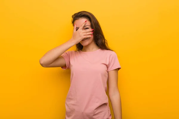 Avrupalı Genç Bir Kadın Sarı Arka Planda Izole Edilmiş Kameraya — Stok fotoğraf