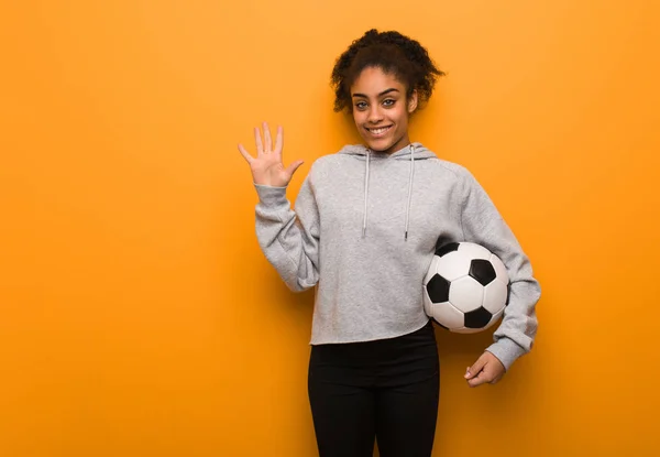 Young Fitness Black Woman Showing Number Five Holding Soccer Ball — ストック写真