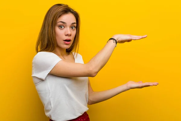 Young Natural Caucasian Woman Shocked Amazed Holding Copy Space Her — ストック写真