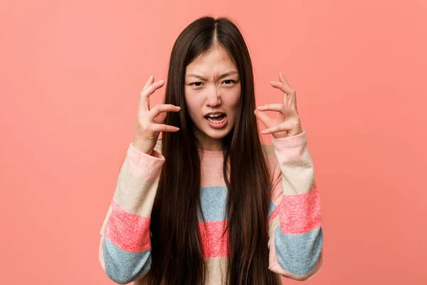 Genç Havalı Çinli Kadın Gergin Elleriyle Çığlık Atıyor — Stok fotoğraf