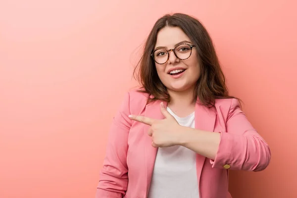 Young Size Business Caucasian Woman Smiling Pointing Aside Showing Something — 스톡 사진
