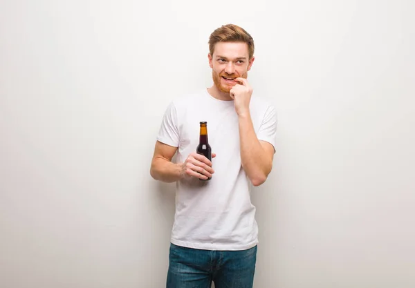 Jonge Redhead Man Het Houden Van Een Bier — Stockfoto