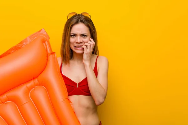 Mujer Joven Con Bikini Sosteniendo Una Cama Colchón Aire Mordiendo —  Fotos de Stock