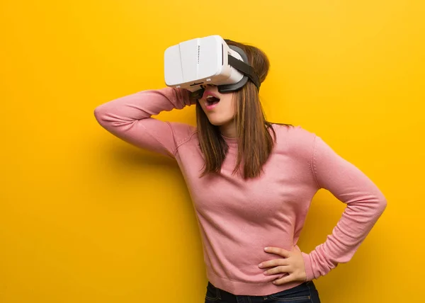 Jovem Mulher Bonito Vestindo Uma Realidade Virtual Googles Preocupado Sobrecarregado — Fotografia de Stock