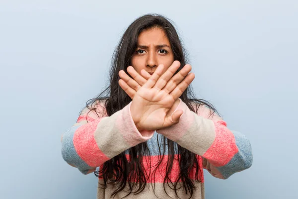 Joven Mujer India Moda Haciendo Gesto Negación — Foto de Stock