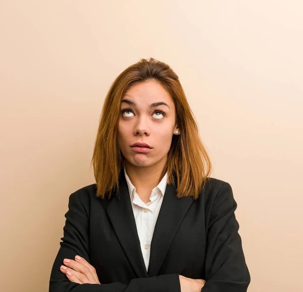 Jeune Femme Affaires Caucasienne Fatiguée Une Tâche Répétitive — Photo