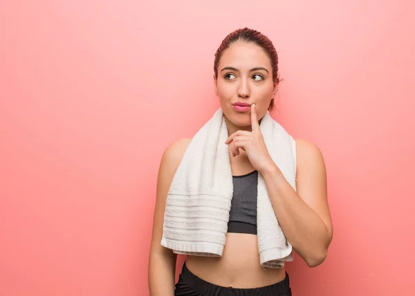 Ung Fitness Kvinna Tvivlar Och Förvirrad — Stockfoto