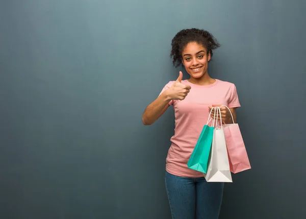 Jonge Zwarte Vrouw Die Glimlacht Duim Omhoog Steekt Heeft Een — Stockfoto