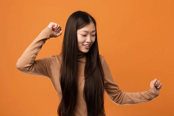 Junge Hübsche Chinesische Frau Tanzt Und Hat Spaß — Stockfoto