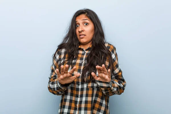 Mladá Cool Indická Žena Odmítá Někoho Kdo Ukazuje Gesto Znechucení — Stock fotografie