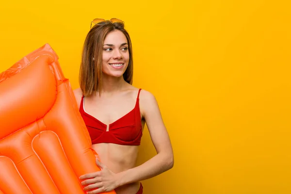Ung Kvinna Klädd Bikini Håller Luftmadrass Säng Leende Säker Med — Stockfoto