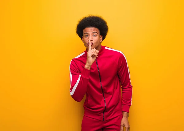 Joven Hombre Negro Deporte Sobre Una Pared Naranja Manteniendo Secreto — Foto de Stock