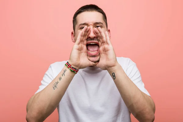 Jovem Homem Casual Gritando Animado Para Frente — Fotografia de Stock