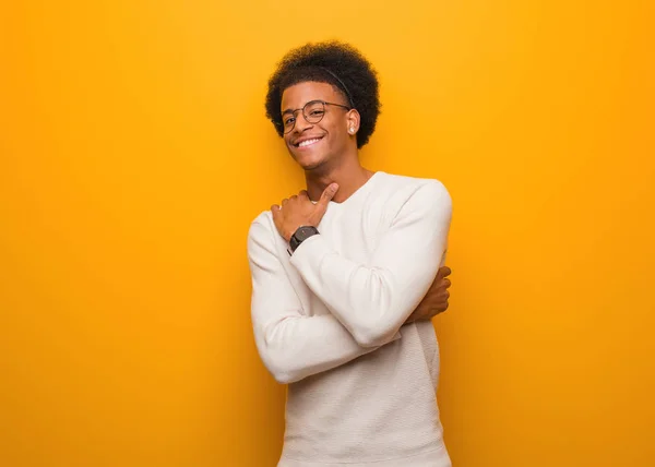 Jovem Afro Americano Sobre Uma Parede Laranja Dando Abraço — Fotografia de Stock