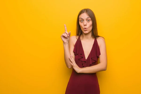 Jonge Elegante Vrouw Draagt Een Jurk Met Een Geweldig Idee — Stockfoto