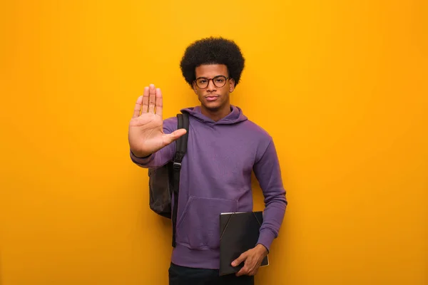 Jovem Estudante Afro Americano Homem Colocando Mão Frente — Fotografia de Stock