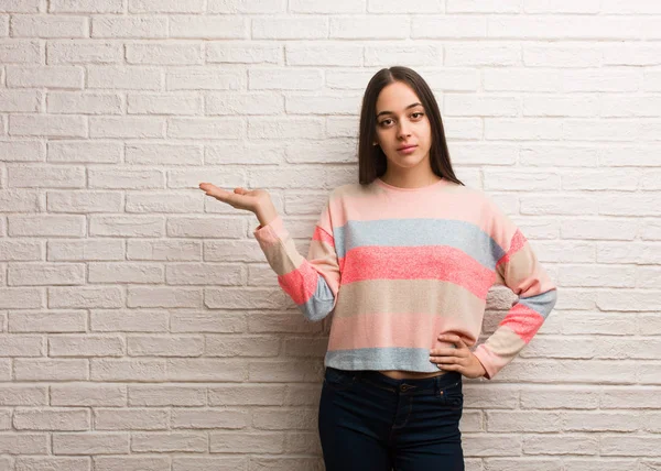 Giovane Donna Moderna Che Tiene Qualcosa Con Mano — Foto Stock