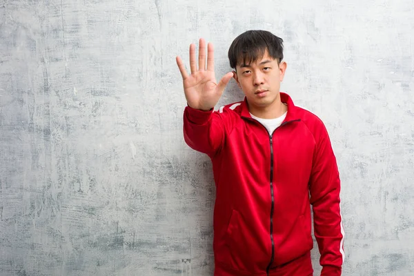 若いスポーツフィットネス中国人が前に手を置く — ストック写真