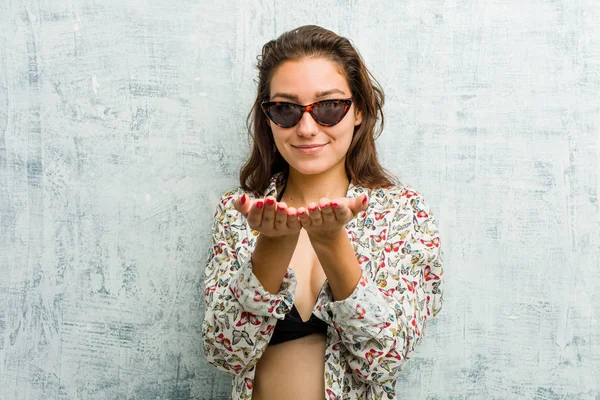 Bikini Giyen Genç Avrupalı Kadın Elinde Avuç Içi Bir Şeyle — Stok fotoğraf