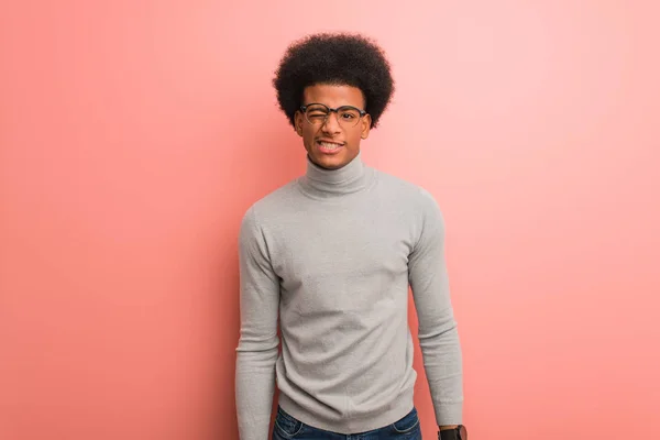 Jovem Homem Americano Africano Sobre Uma Parede Rosa Piscando Engraçado — Fotografia de Stock