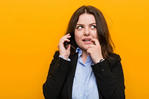 Mladé Křivky Velikost Obchodní Žena Drží Telefon Uvolněně Přemýšlet Něčem — Stock fotografie