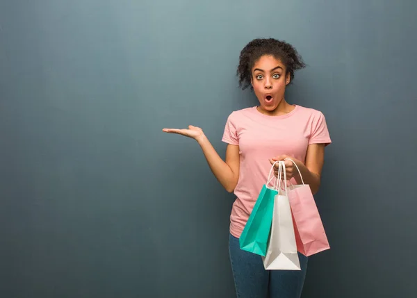 Young Black Woman Holding Something Palm Hand She Holding Shopping — 스톡 사진