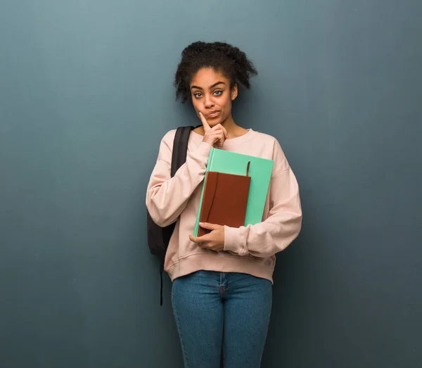 Jovem Estudante Mulher Negra Duvidosa Confusa Ela Tem Livros — Fotografia de Stock