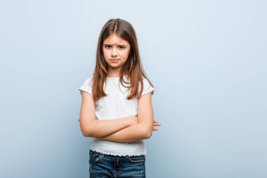 Sevimli kız alaycı ifade ile kamera bakarak mutsuz.