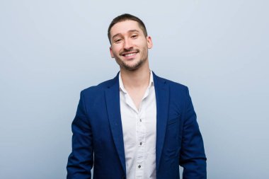 Genç beyaz adam mutlu, güler yüzlü ve neşeli..