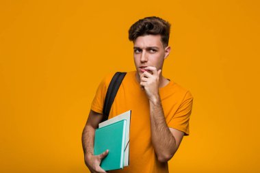 Kitapları tutan genç bir öğrenci tasasız ve heyecanlı bir şekilde tezahürat yapıyor. Zafer konsepti.