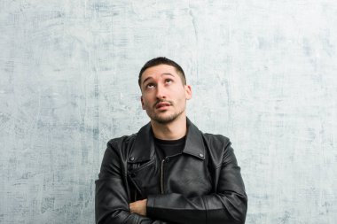 Genç rockçı tekrar eden bir görevden bıktı..