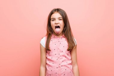 Sevimli küçük kız komik ve dost onu dil dışarı yapışmasını.