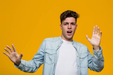 Kot gömlek giyen genç ve yakışıklı bir öğrenci yakın bir tehlike nedeniyle şoka uğruyor.